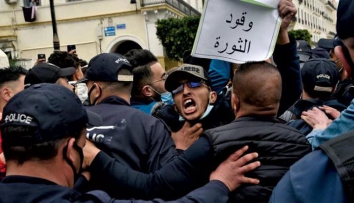 أمنيستي : 23 متظاهراً يضربون عن الطعام في الجزائر بعد إعتقالهم من مسيرات مطالبة برحيل الجيش عن الحكم